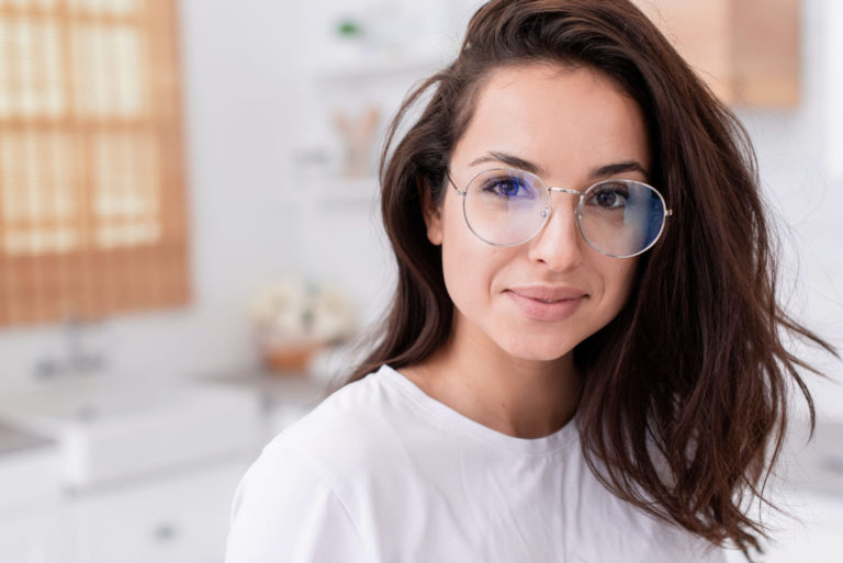 Jak wybrać odpowiednie oprawki do okularów?