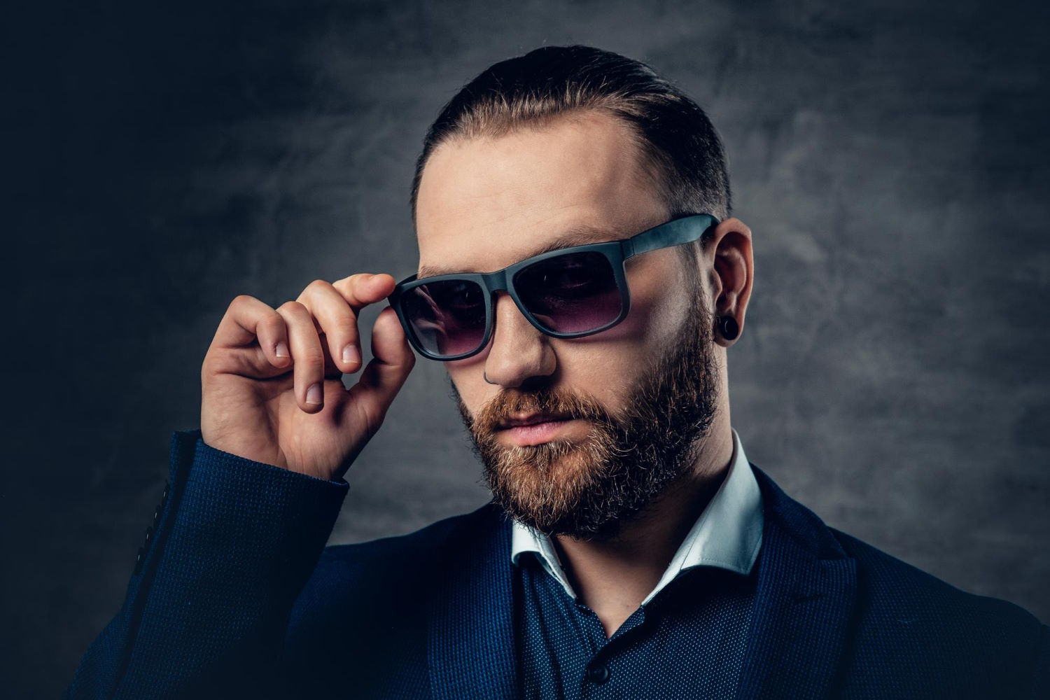 Ray-Ban: Stylowe i eleganckie okulary przeciwsłoneczne dla współczesnego mężczyzny