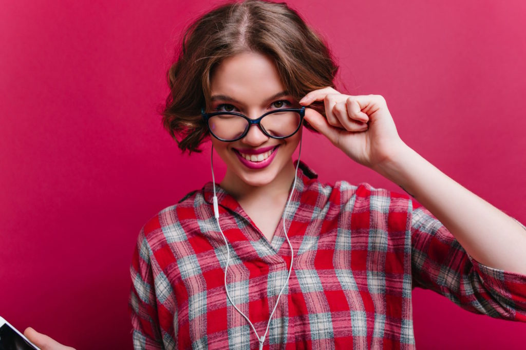 Wybór odpowiednich oprawek na okulary korekcyjne może być trudnym zadaniem, zwłaszcza jeśli poszukujemy czegoś ekskluzywnego