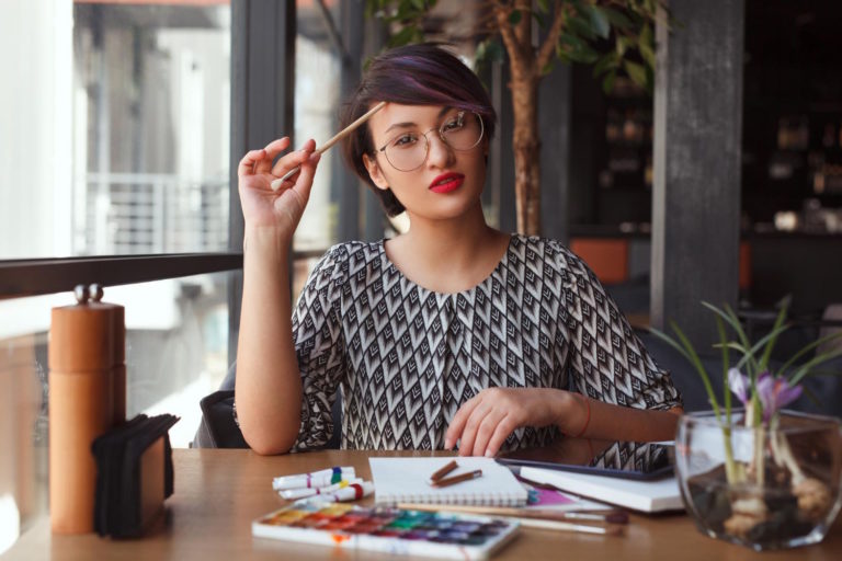 Niezwykłe elegancje dla kobiet – designerskie okulary korekcyjne, które zachwycą każdą stylową damę