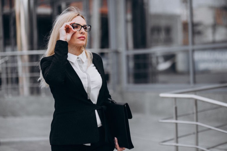 Ekskluzywne okulary korekcyjne Prada dla kobiet – połączenie marki i funkcjonalności