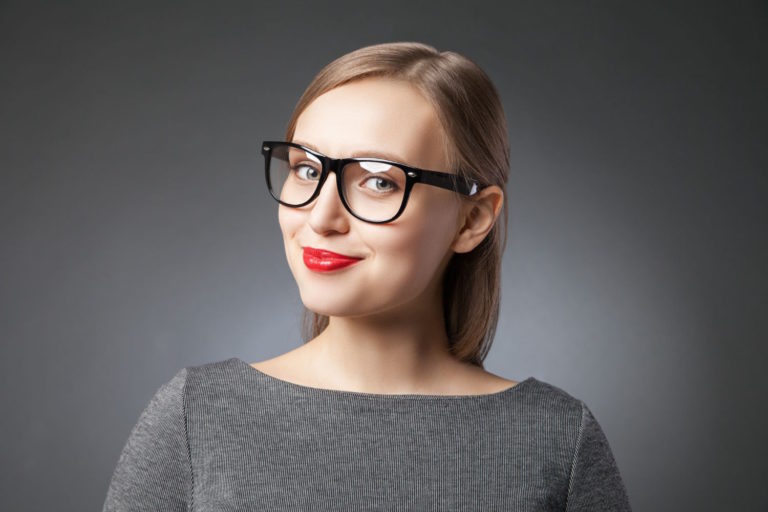 Armani dla kobiet: odkryj markowe okulary korekcyjne stworzone z myślą o elegancji i stylu